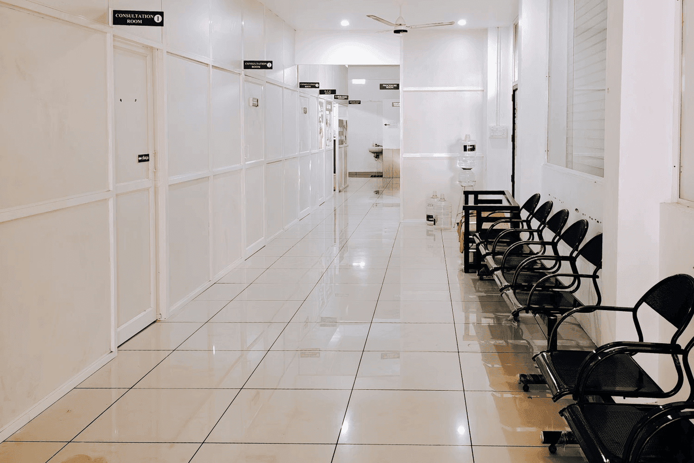 Couloir d etablissement de sante bordé de chaises d attente vides