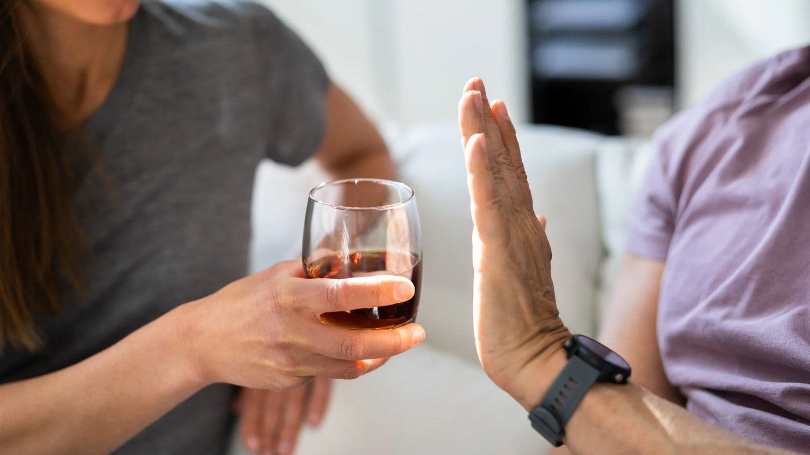 Main refusant d un geste un verre d alcool qu on lui tend