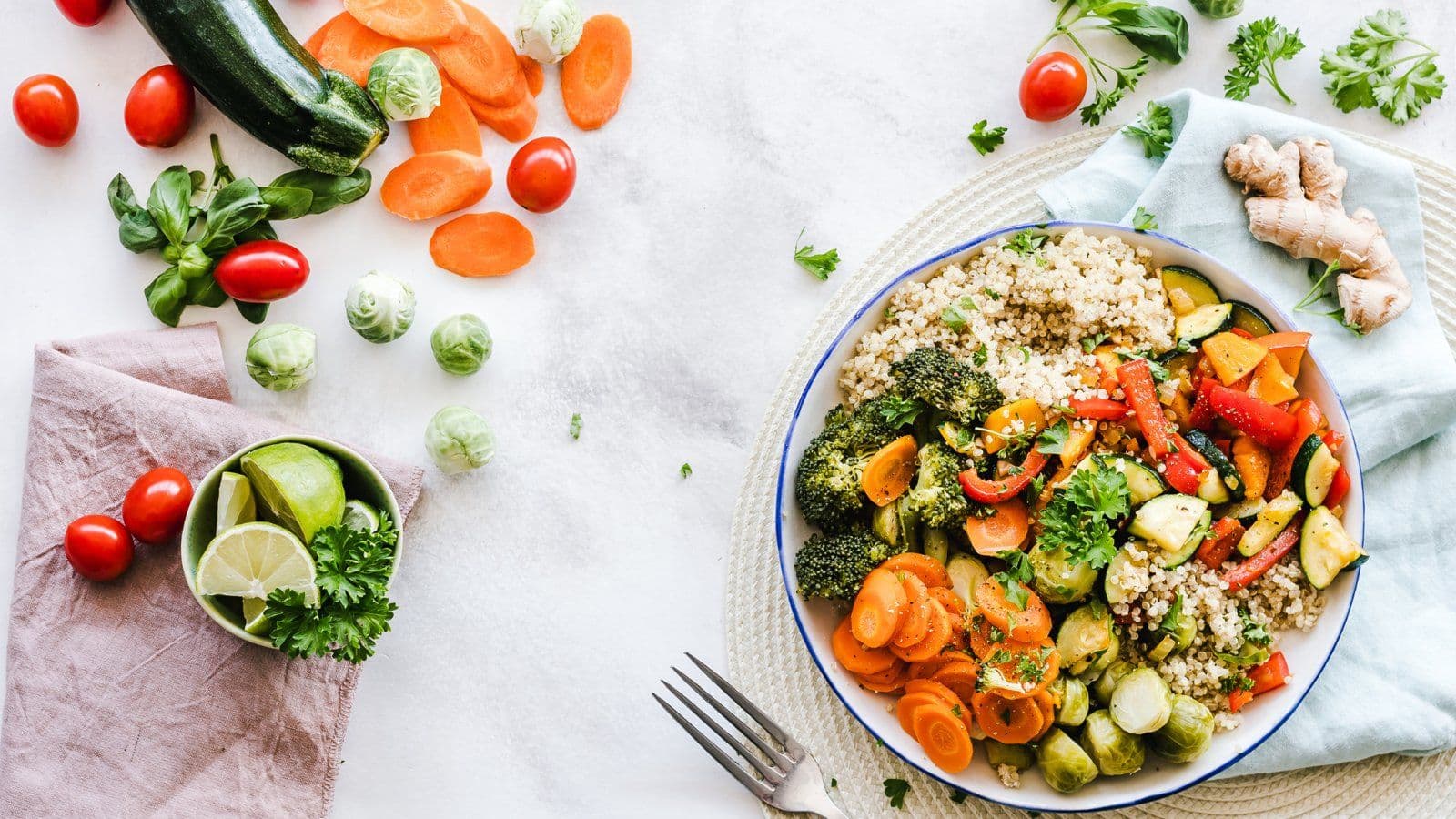 Assiette de legumes roties accompagnee de cereales, vue de dessus
