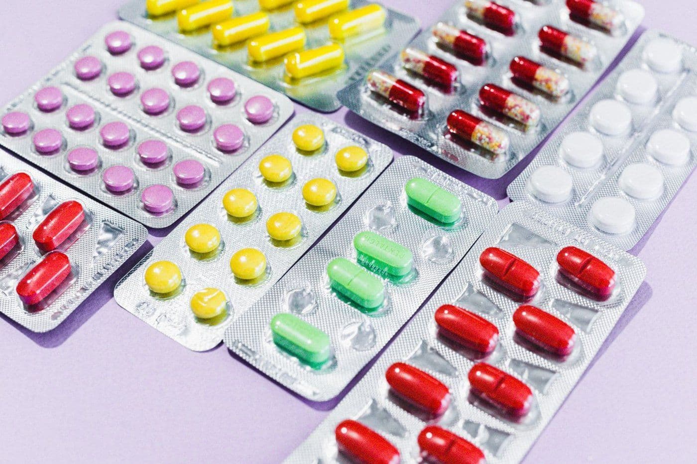 Plaquettes de médicaments colorées