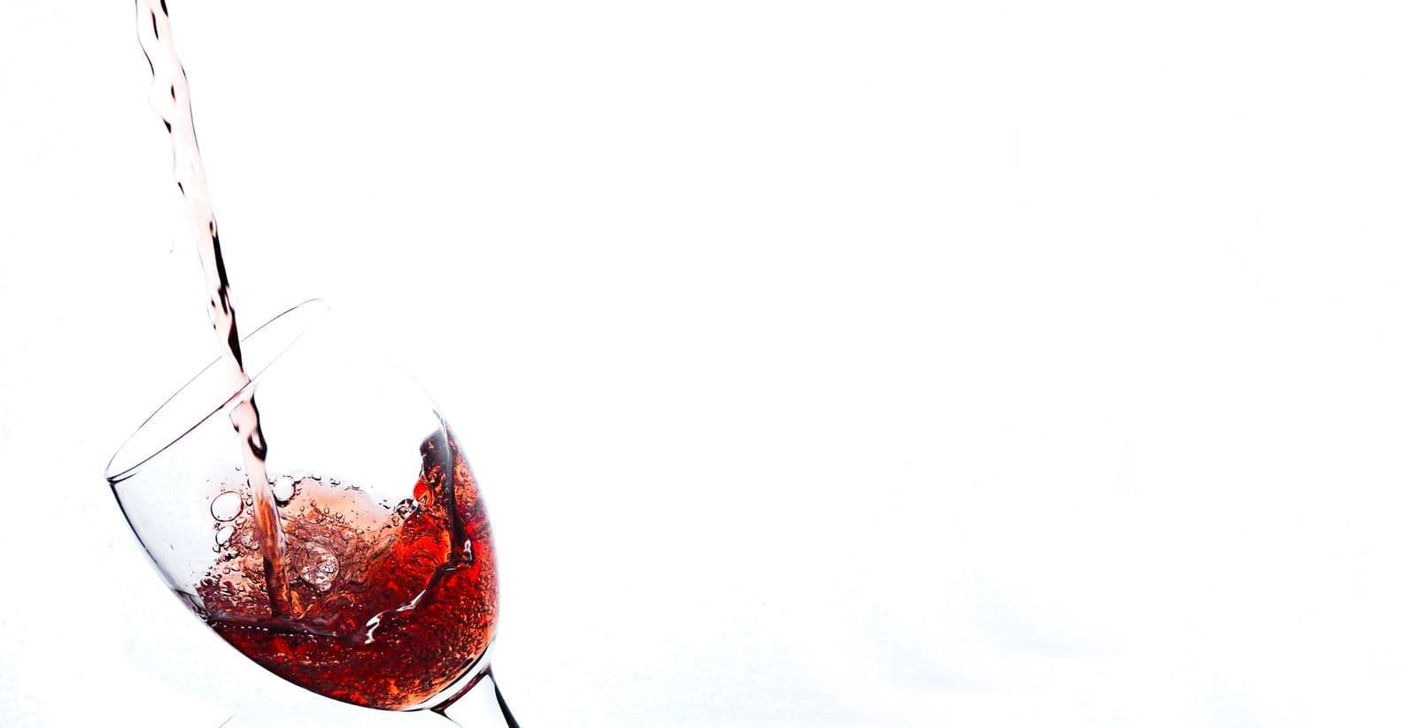 Verre de vin rouge servi, fond clair