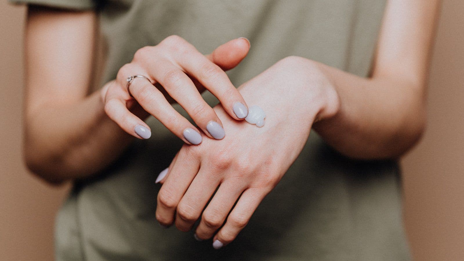 Application d'une crème sur les mains, peau qui s'enflamme