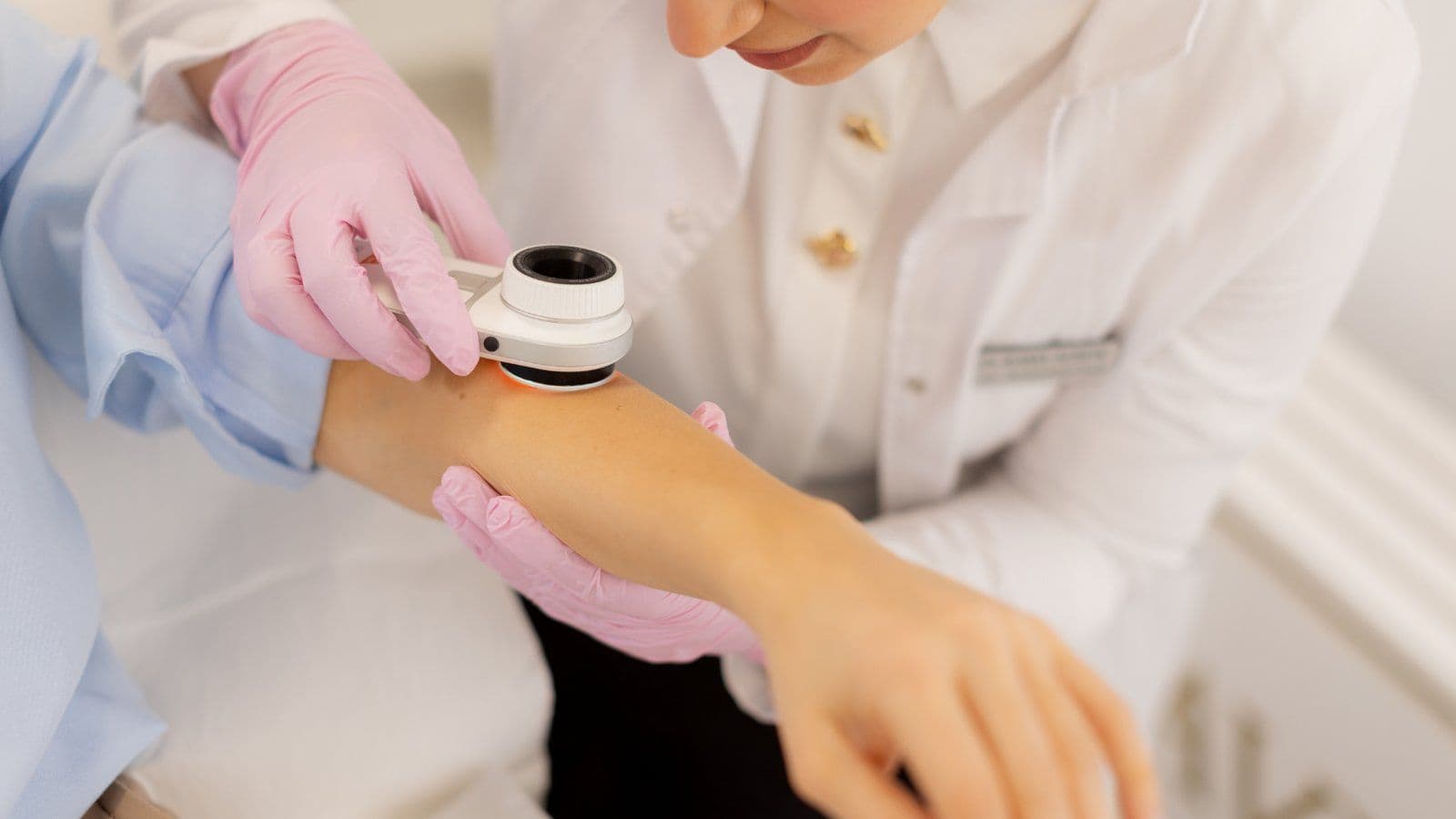 Examen dermatologique attentif de la peau