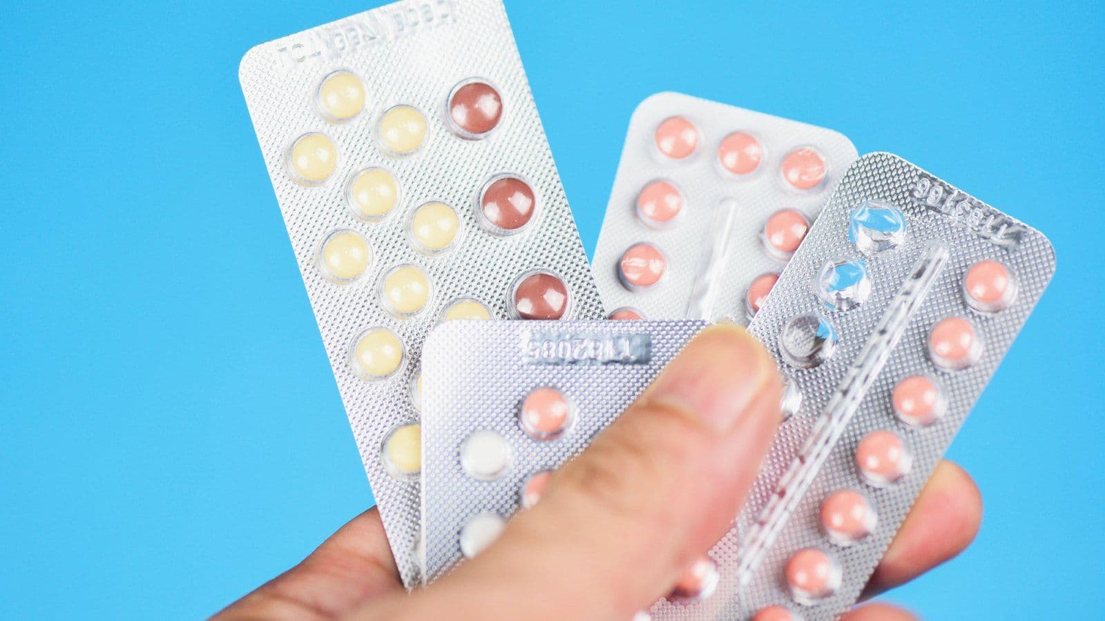 Main tenant plusieurs plaquettes de pilules contraceptives