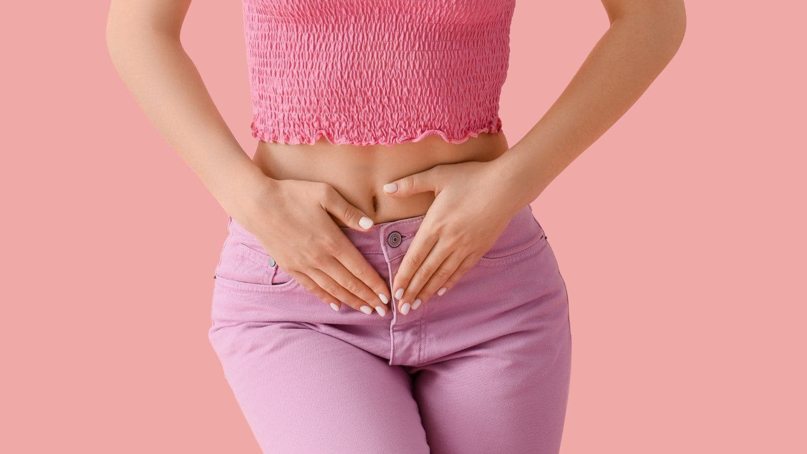 Femme posant ses mains sur son bas-ventre en cas de douleurs de regles