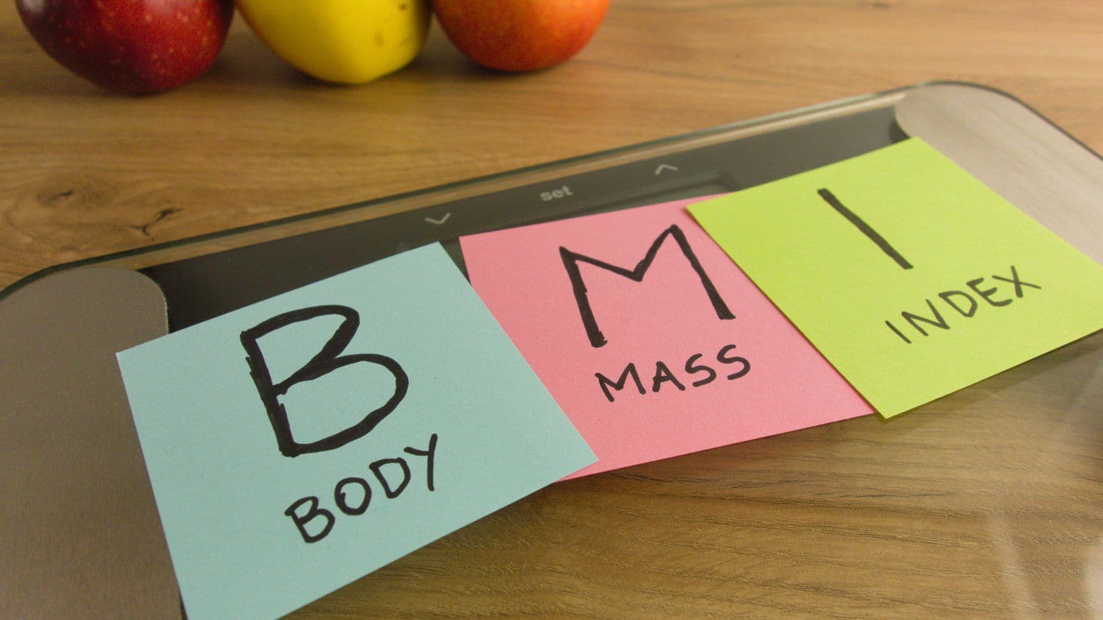 Pense-betes colores formant les mots Body Mass Index sur un bureau