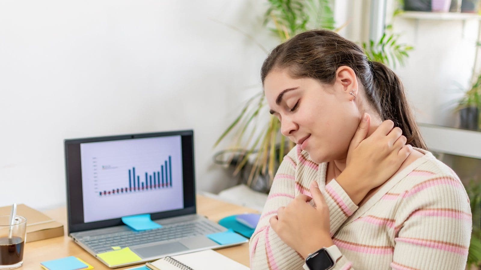 Femme se tenant la nuque a son poste de travail