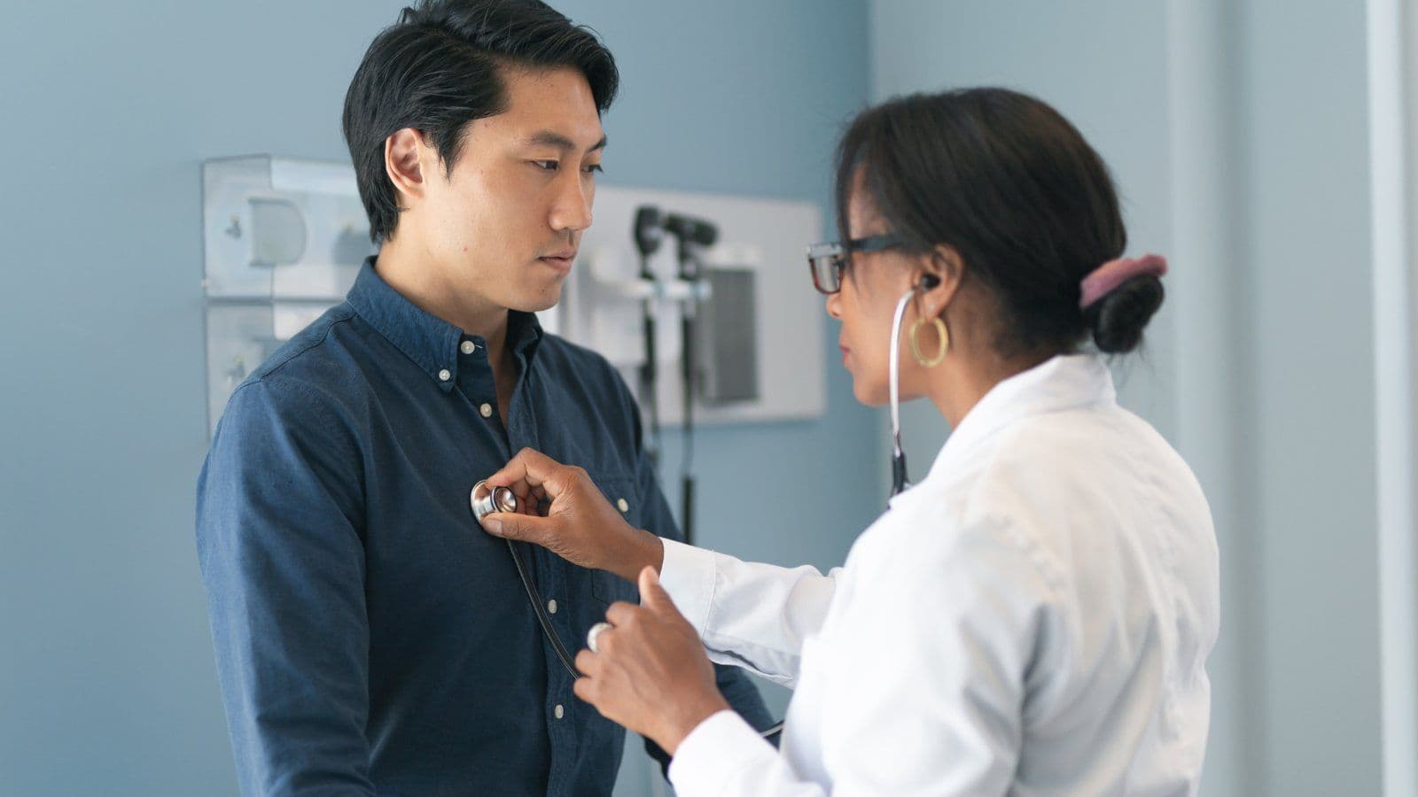 Medecin auscultant un patient lors d une consultation