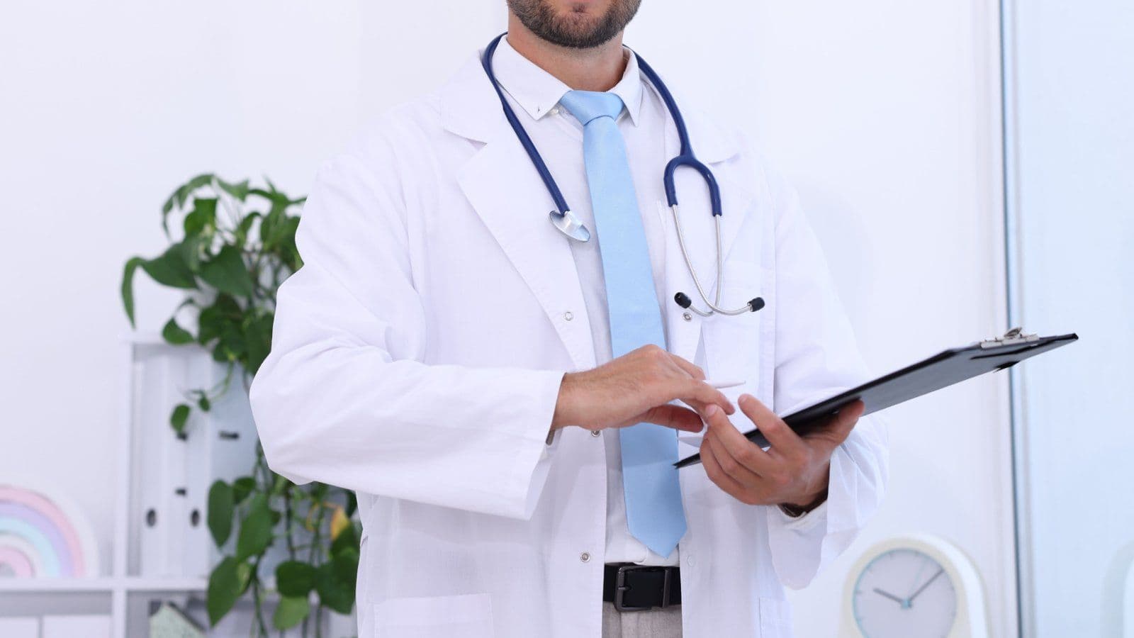 Medecin en blouse blanche consultant un porte-bloc