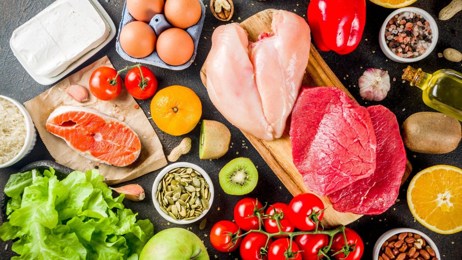Assortiment d'aliments frais : poisson, viande, oeufs, legumes et fruits