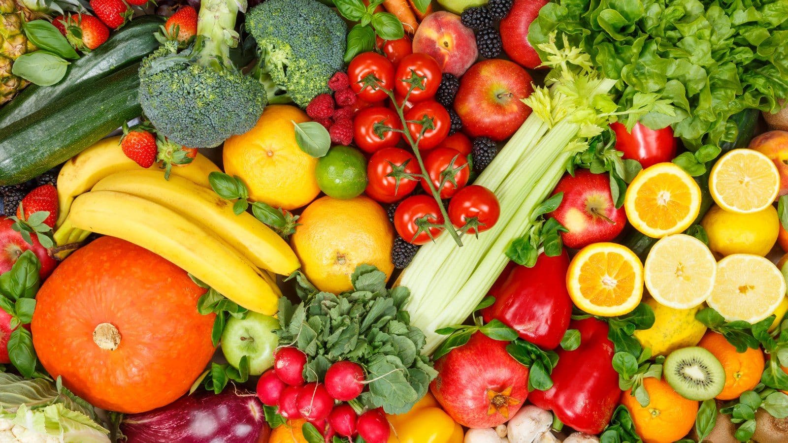 Etal coloree de fruits et legumes frais vus de dessus