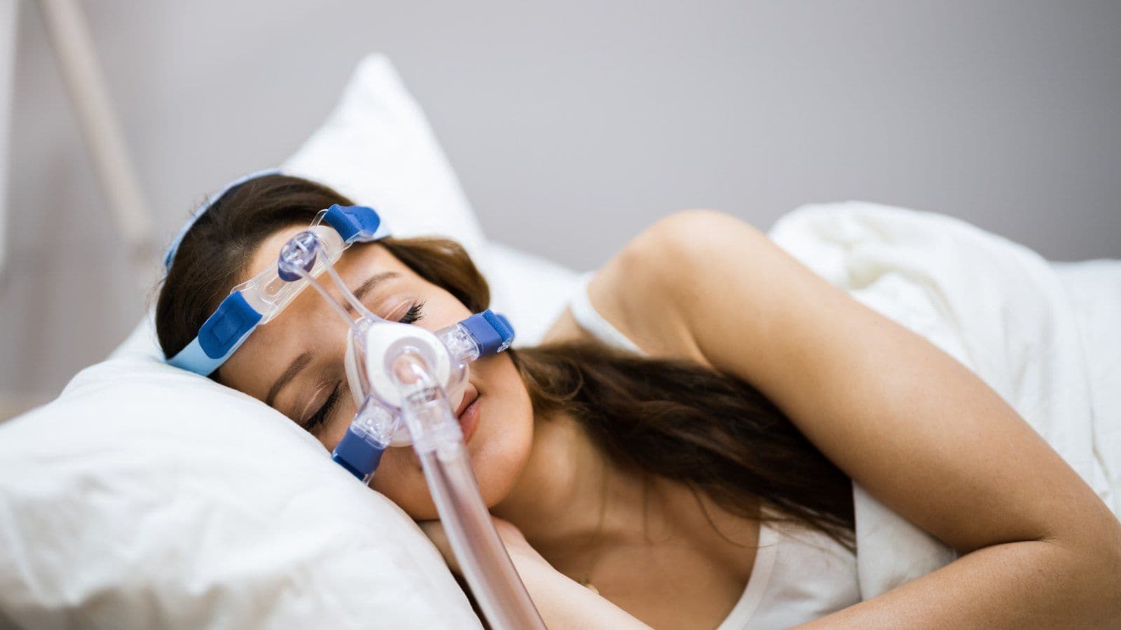 Femme dormant avec un masque de ventilation nocturne