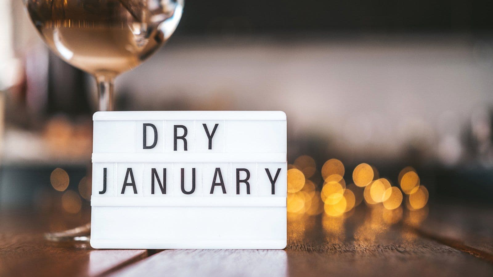 Panneau lumineux Dry January pose sur un comptoir de bar