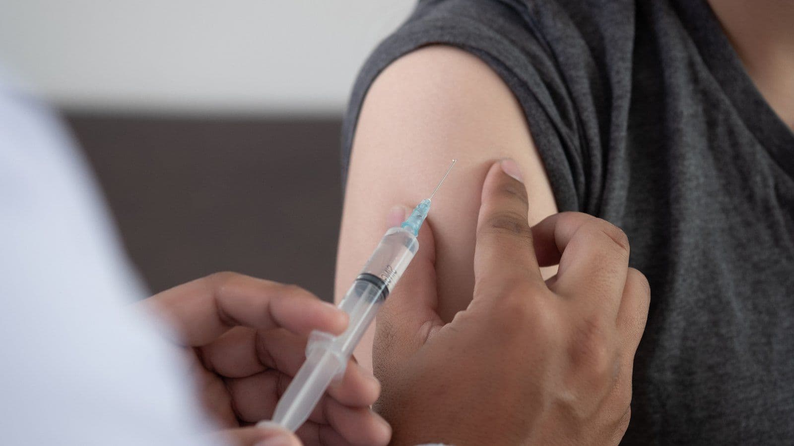 Preparation d'une injection de rappel dans le bras d'un adulte