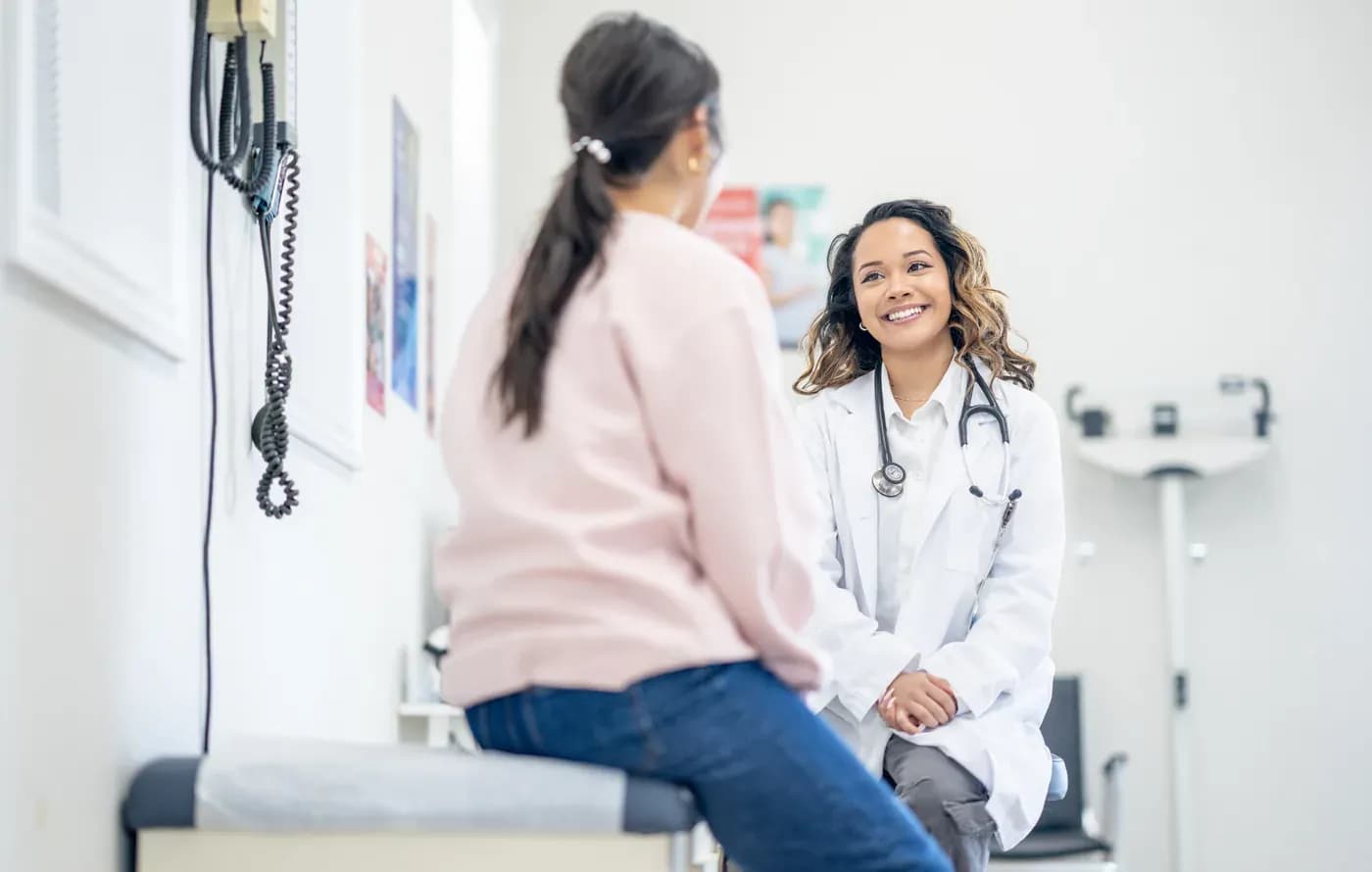 Patiente souriante lors d'une consultation avec une professionnelle de santé