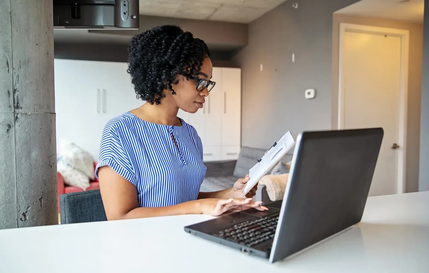 Collaboratrice travaillant sur un ordinateur portable à son bureau