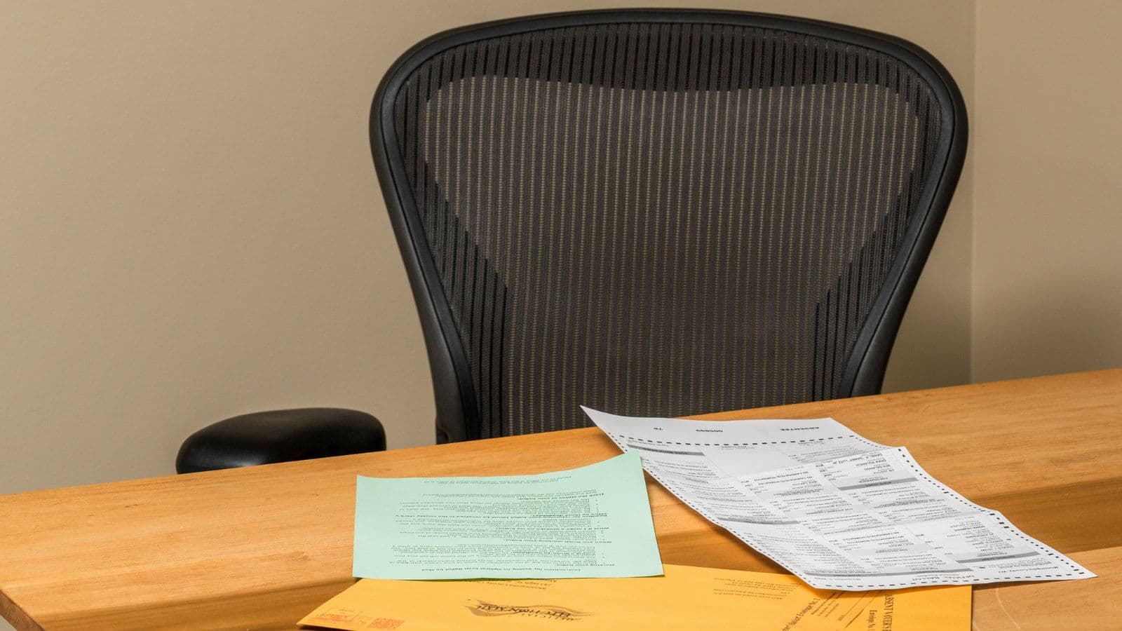 Chaise de bureau vide devant des documents administratifs