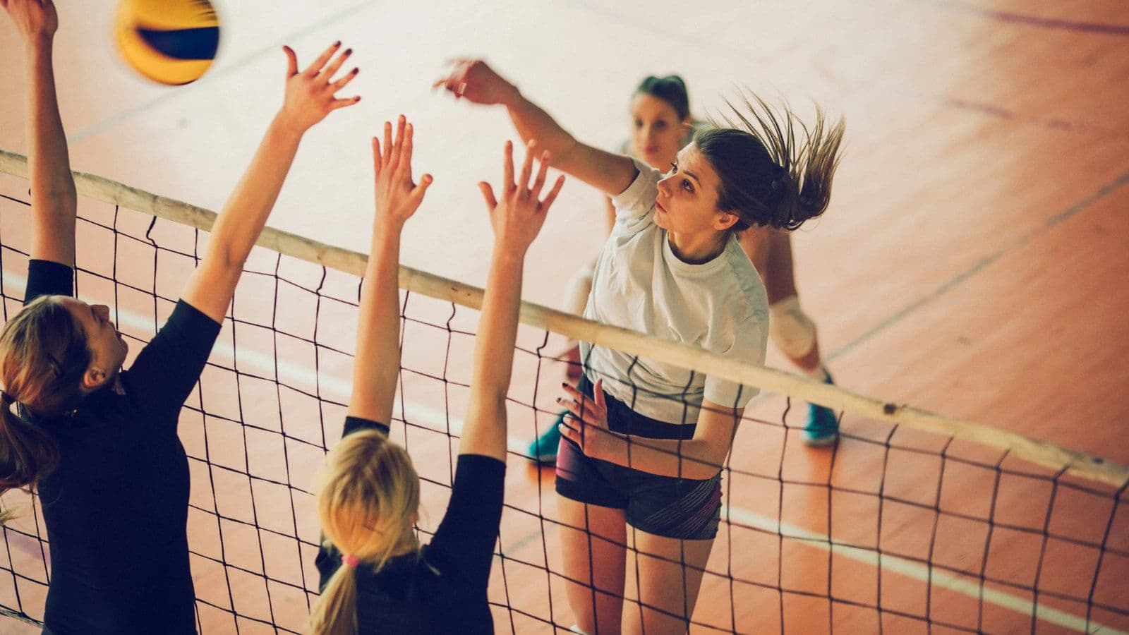 Joueuses de volley-ball au filet lors d un echange en salle