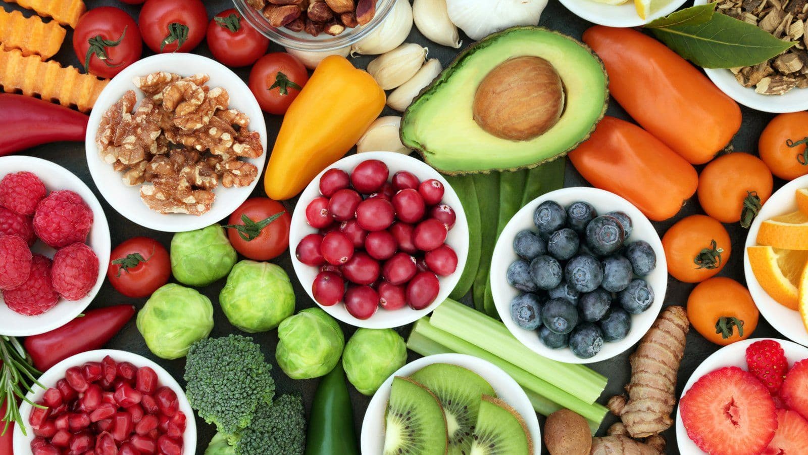 Etalage de fruits, legumes et fruits secs disposes en petits bols