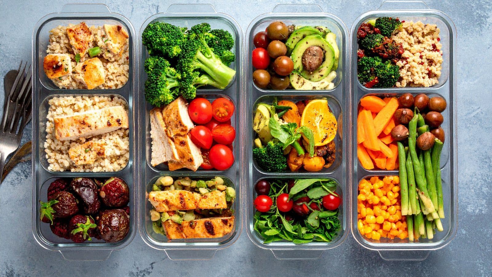 Quatre boites repas preparees a l avance et remplies de portions equilibrees