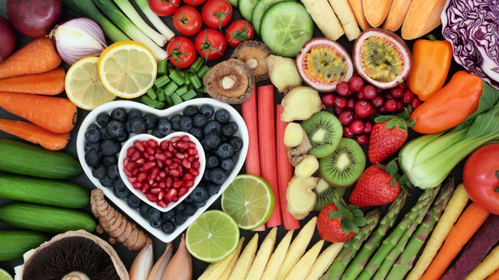 Legumes et fruits disposes autour de deux coeurs de fruits rouges