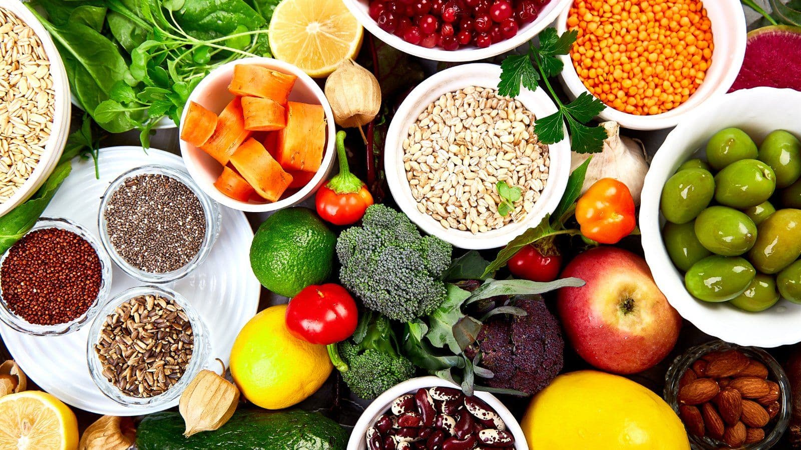 Legumineuses, graines, legumes et fruits presentes en petits bols