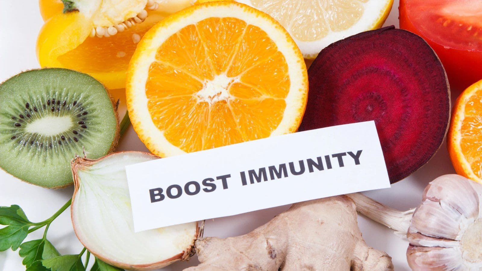 Fruits et legumes riches en vitamines autour d une etiquette Boost immunity
