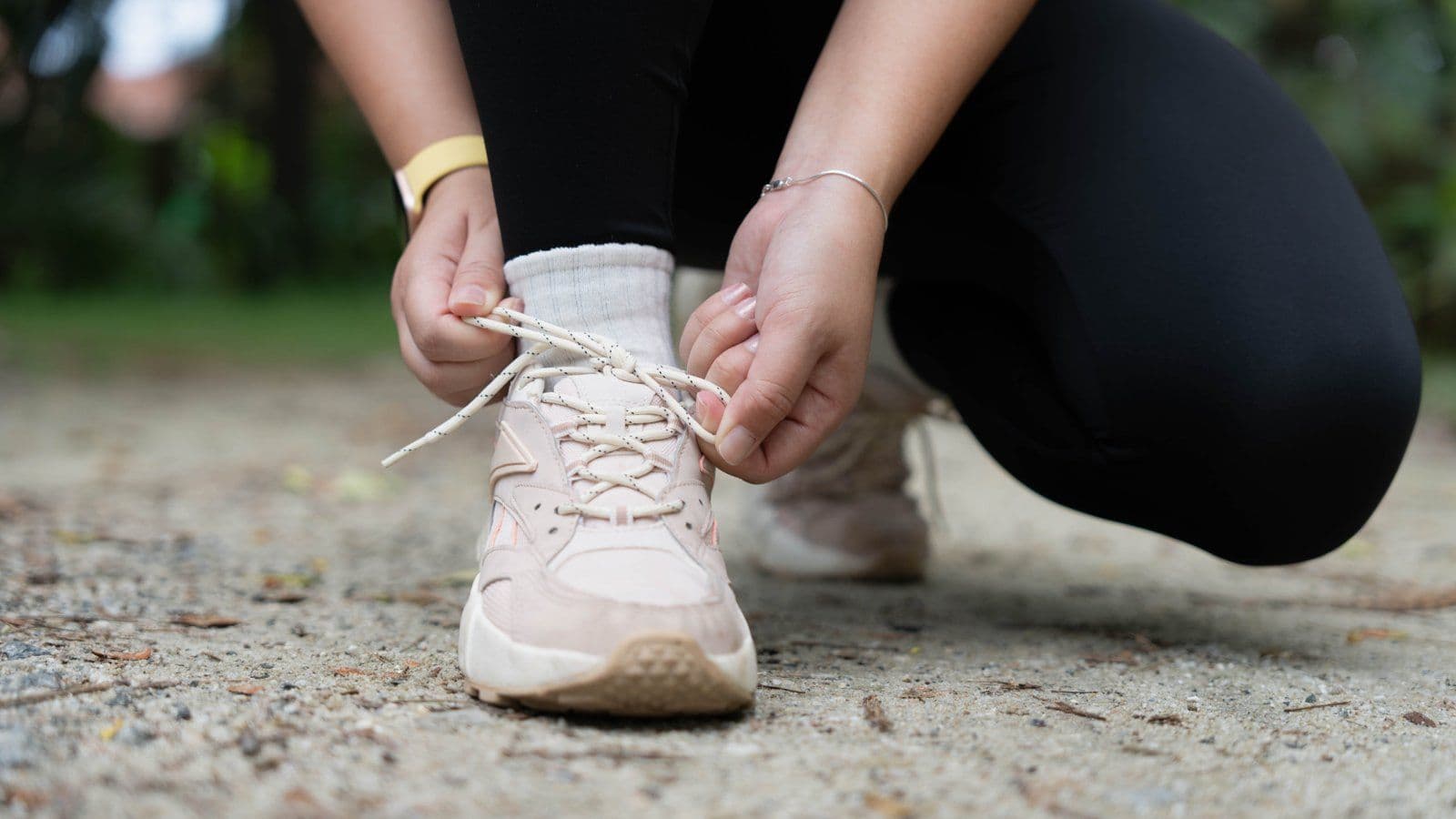 Mains lacant une chaussure de sport avant une seance