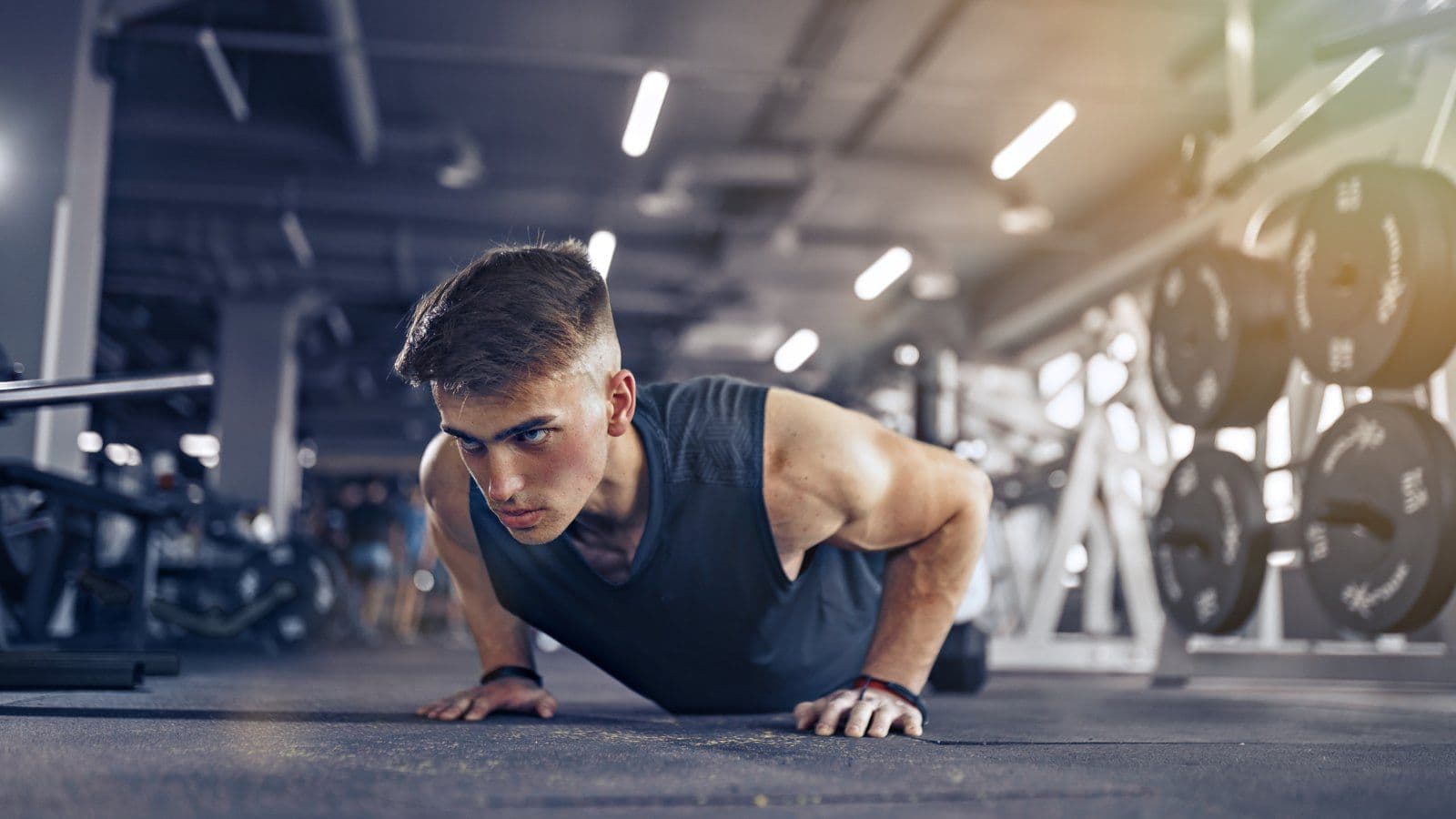 Personne pratiquant un renforcement musculaire au sol, pour illustrer la prevention du diabete de type 2 par l activite physique
