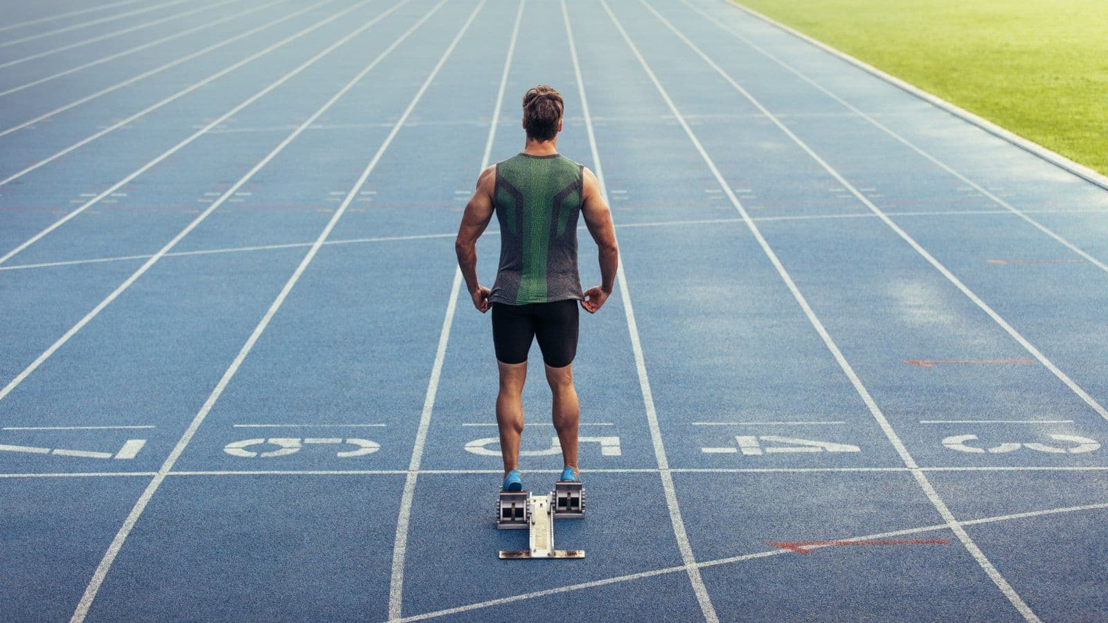 Sprinteur dans les starting-blocks sur une piste d athletisme