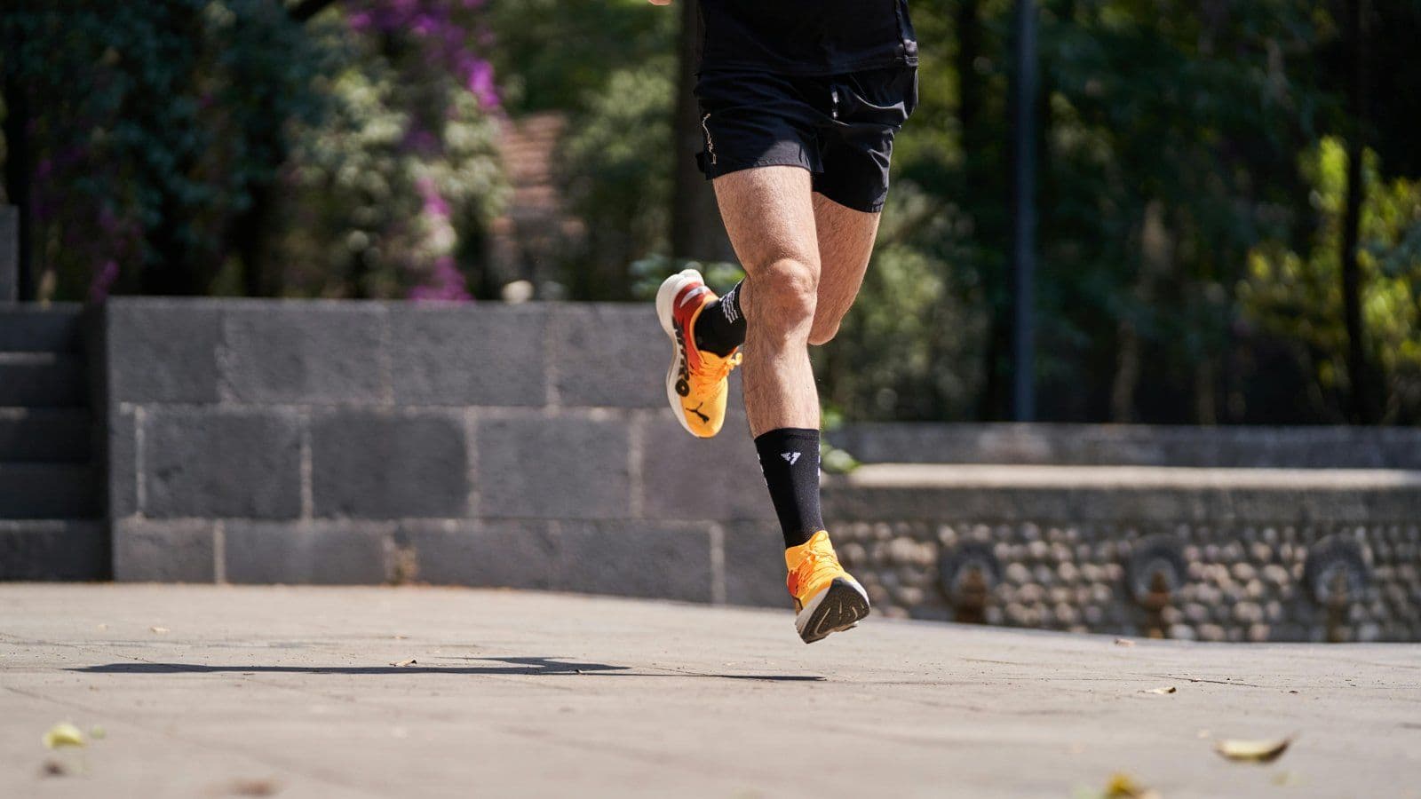 Jambes d un coureur montant des marches en extérieur