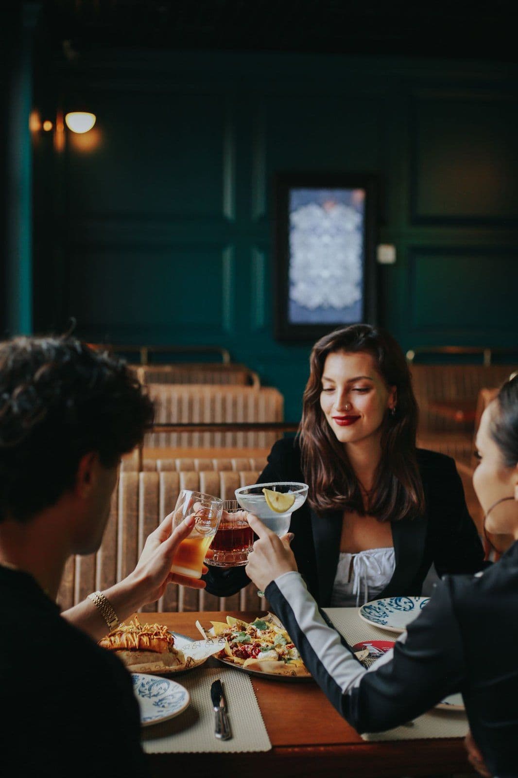 Collègues qui trinquent autour d'un repas, ambiance afterwork