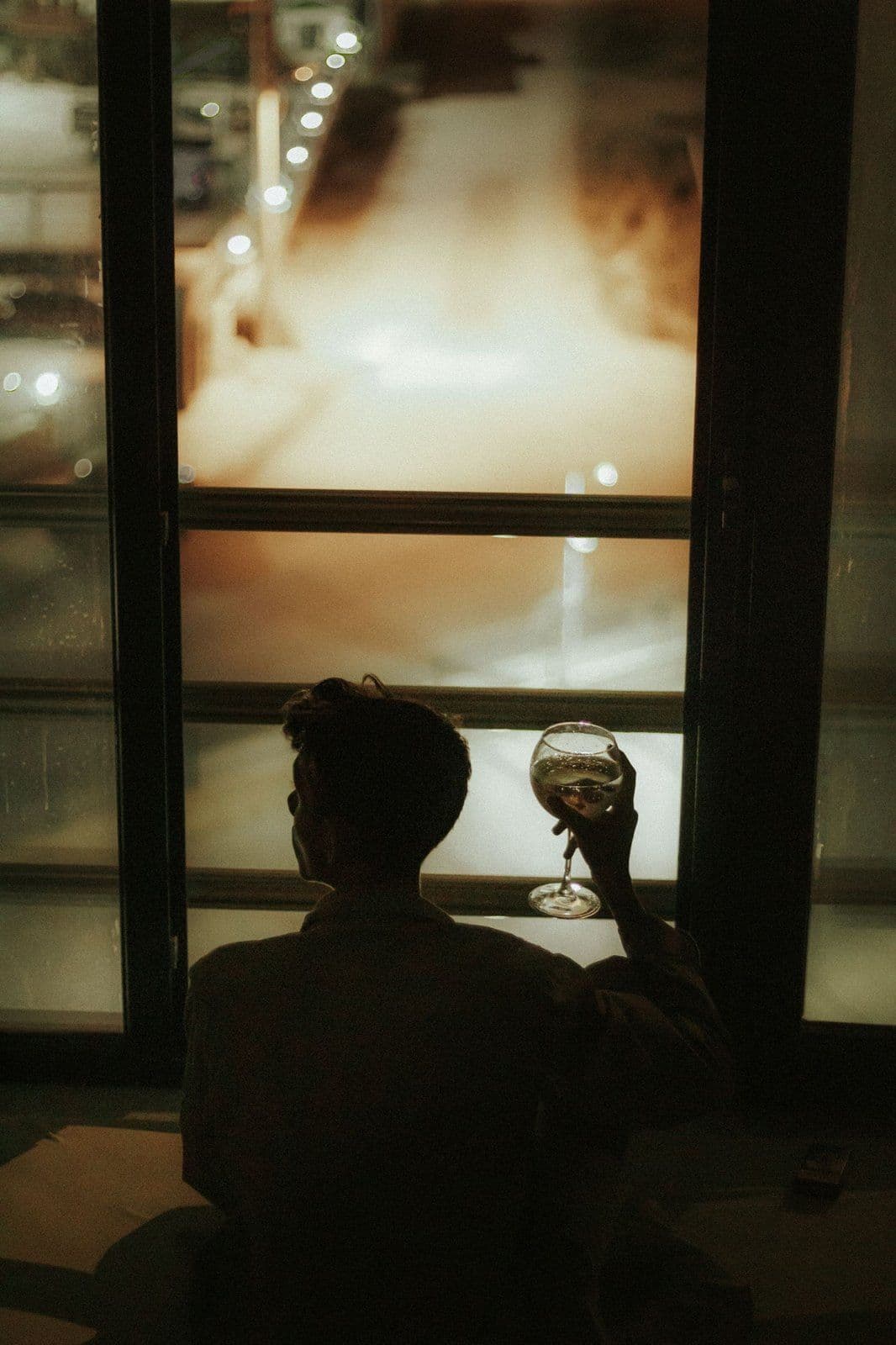Verre du soir près d'une fenêtre, ambiance nocturne