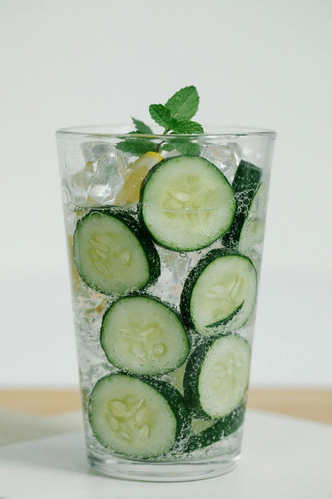 Boisson sans alcool fraîche (eau pétillante, concombre, menthe)