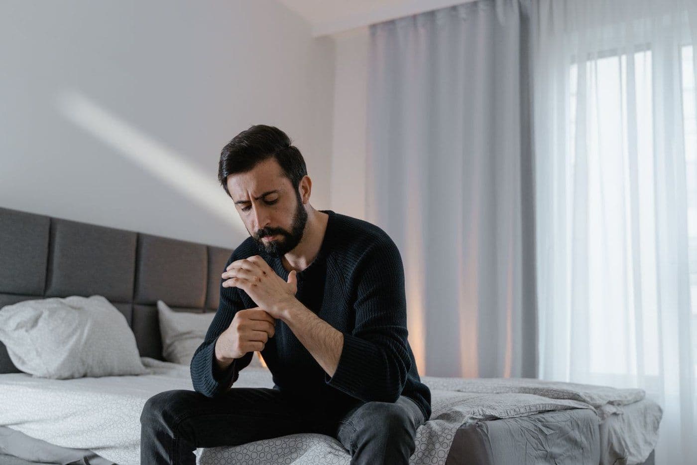 Personne pensive et tendue au réveil, lumière du matin