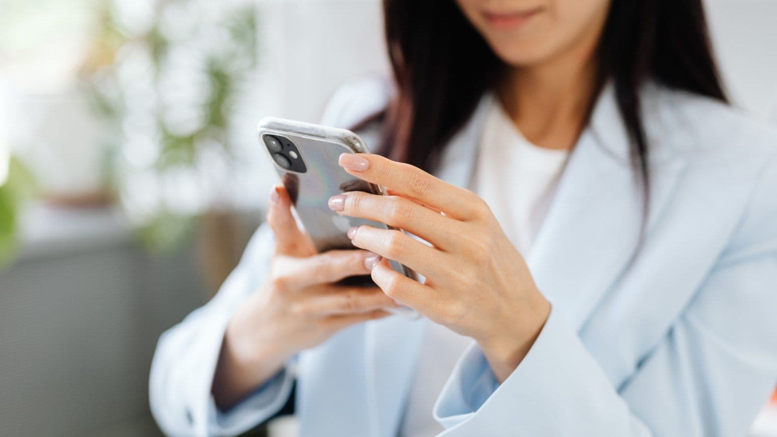Femme consultant une application de suivi de sante sur son smartphone