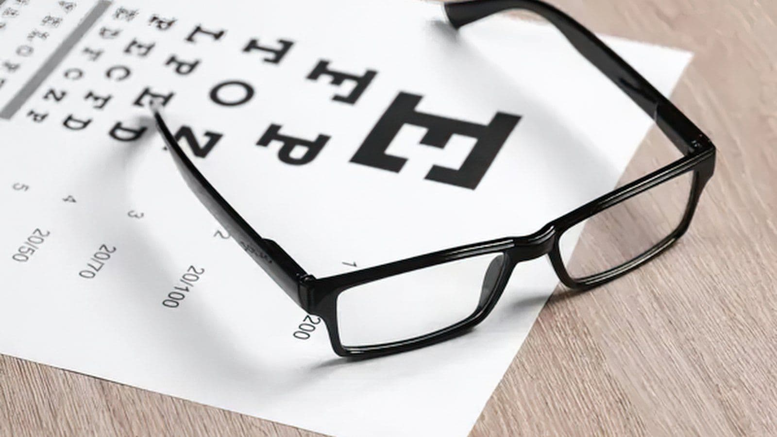 Paire de lunettes posee sur une echelle d'acuite visuelle