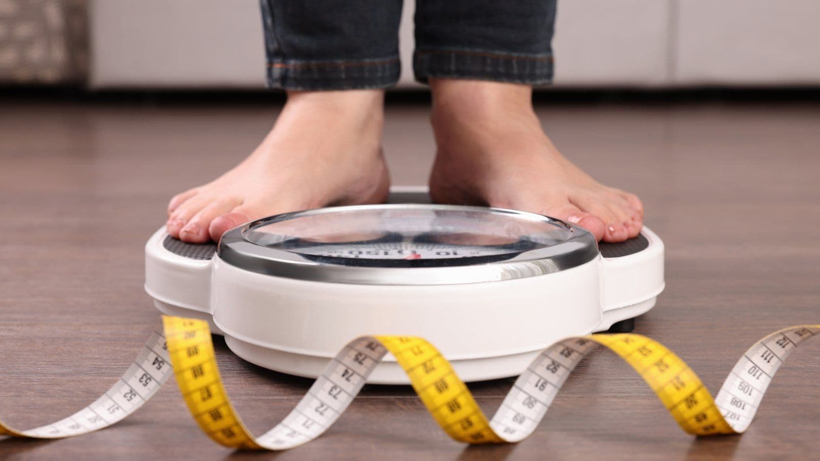 Pieds nus sur une balance entouree d un metre ruban