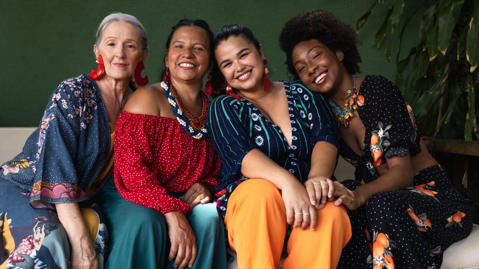 Femmes de generations et d origines differentes reunies et souriantes