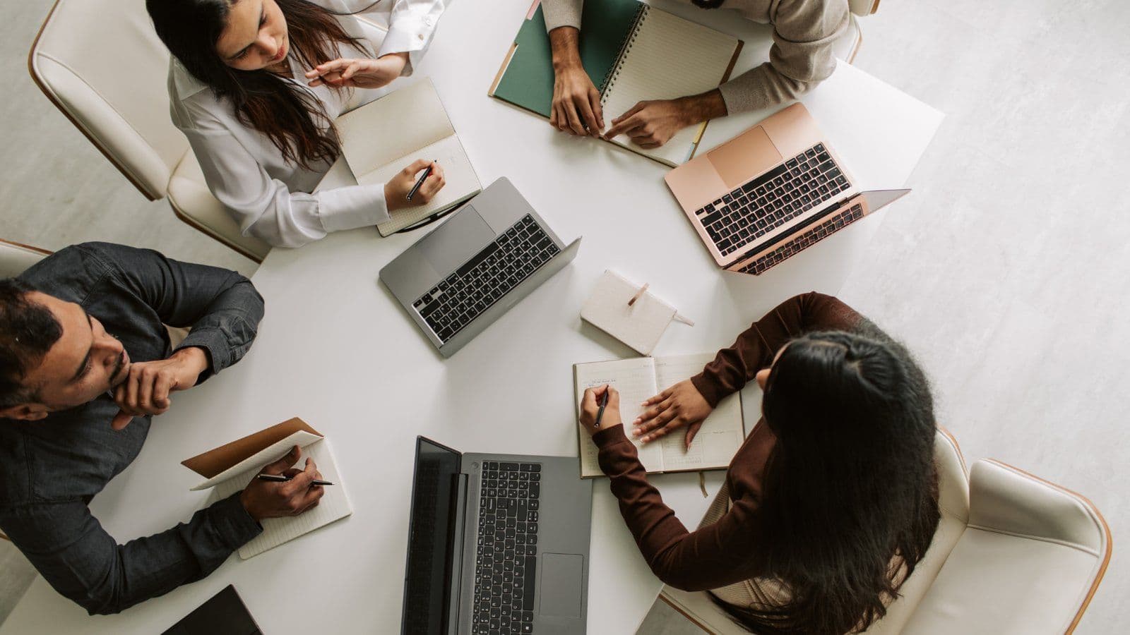 Vue de dessus de collegues au travail autour d une table blanche