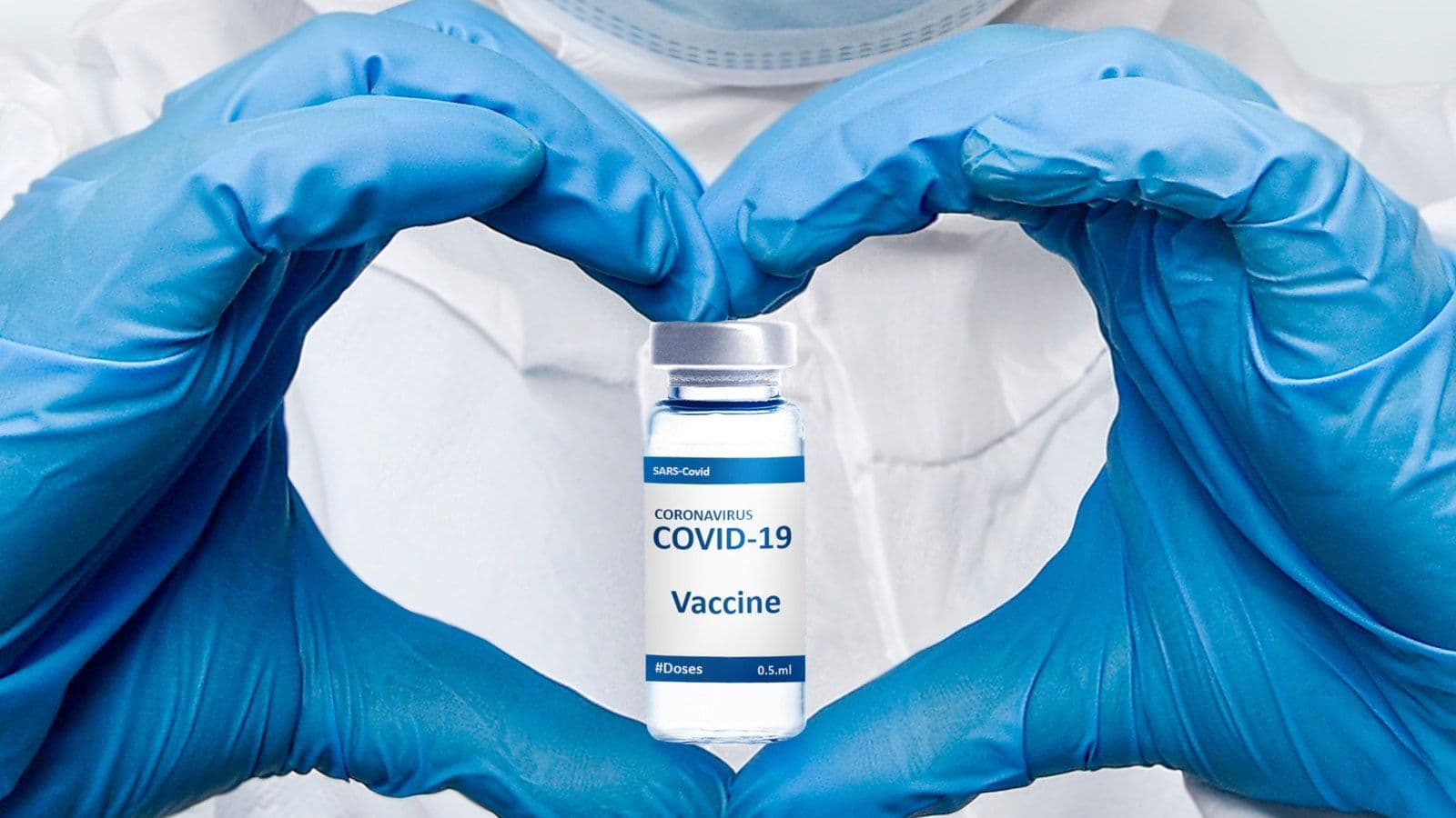 Mains gantees formant un coeur autour d'un flacon de vaccin contre la Covid-19