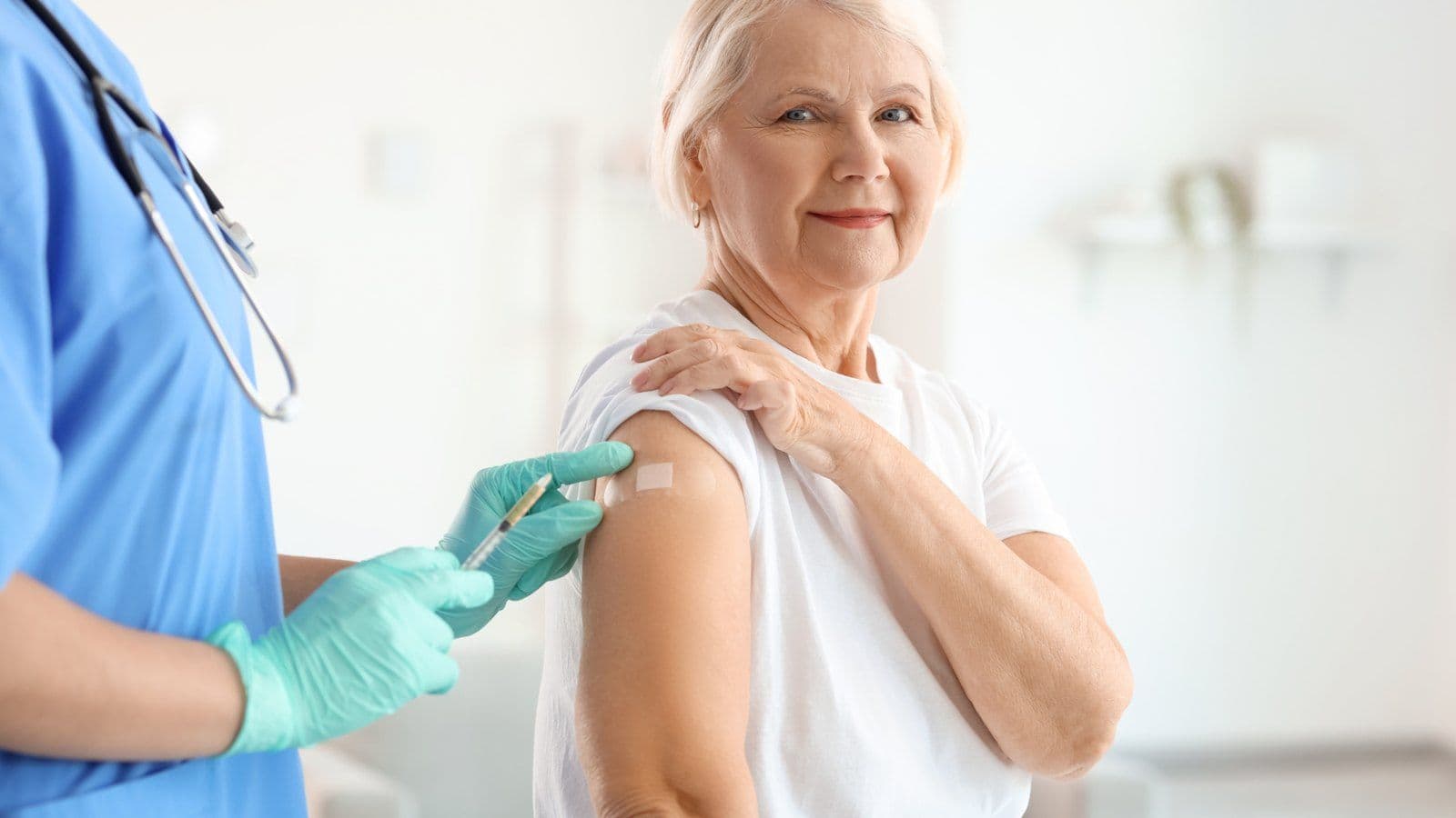 Femme senior souriante recevant un vaccin dans le bras